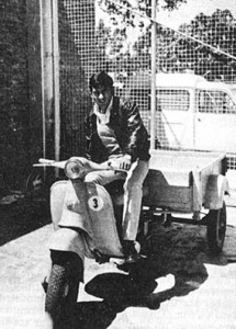 モレノ氏と愛車の三輪バイク。 何事もなかったかのようないい笑顔である。