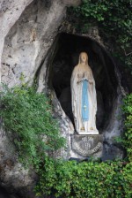 現在ではベルナデットが貴婦人を目撃した地点に聖母像が置かれている。